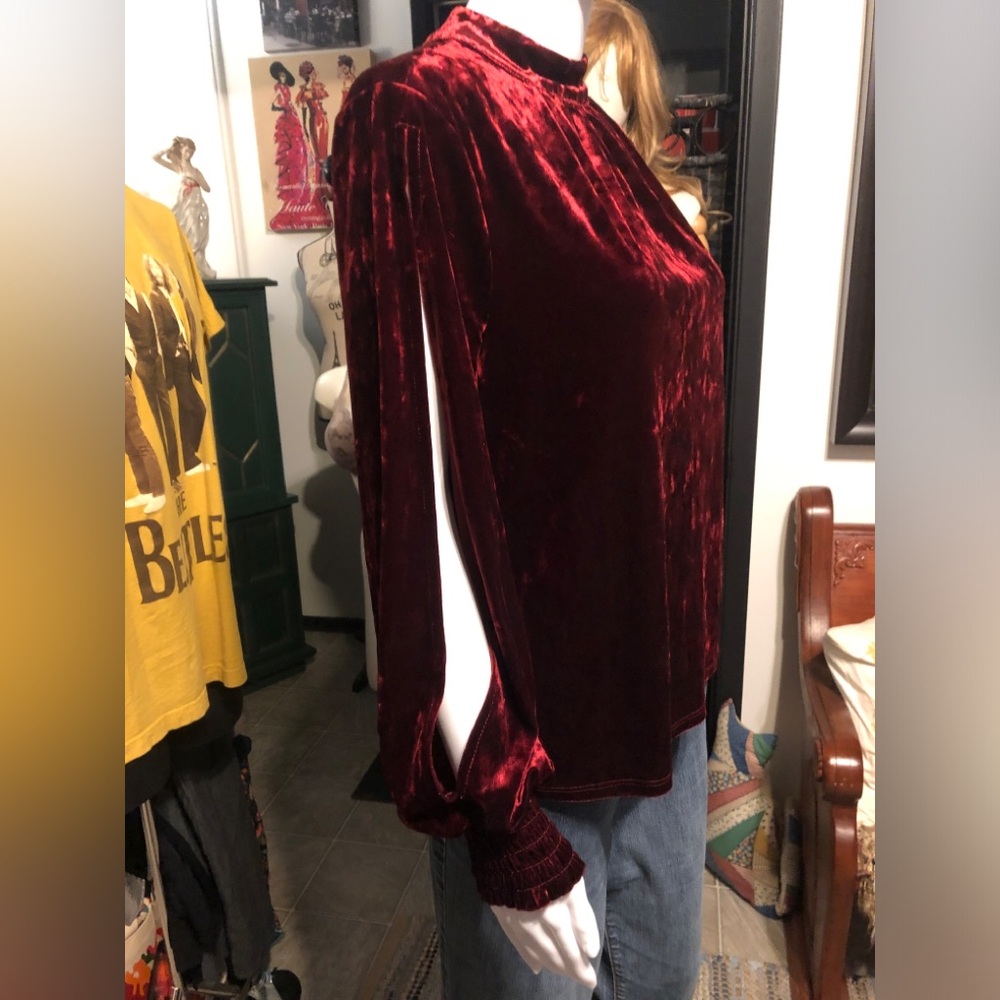 Women’s Rich Burgundy Velvet Open Sleeve Top 
Cable & Gauge
Size M
EUC like new